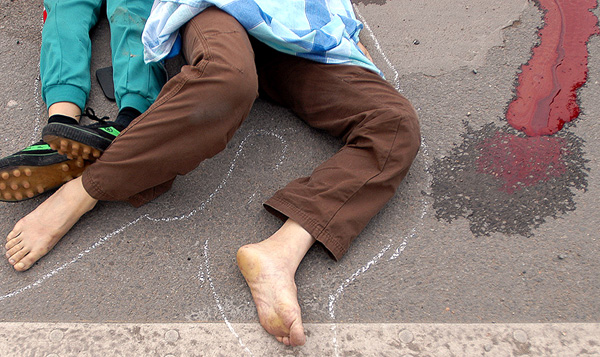 Victims of a traffic accident lie on the ground in Foshan, South China��s Guangdong Province April 28 2005.