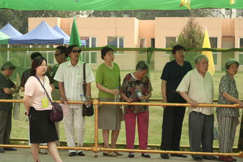 votes on the demolishment and reconstruction of old buildings in Juixiaqiao Sub-district in Beijing, June 9, 2007. Local government and the real estate developer jointly organize the vote on Saturday to see if majority residents of over 5000 families accept the new compensation policy after failed attempts to reach an agreement through other ways. Both notary officials and supervisors are invited to monitor the vote that runs from 9 a.m. to 9 p.m. at six ballot booths. [Sun Yuqing/www.hwdly.com.cn]