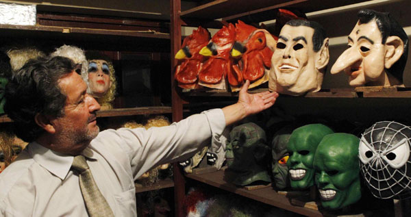 Mask vendors cash in on New Year gala in Ecuador