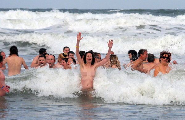 400 Brits claim world record in naked bathing