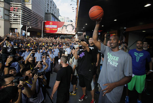 Kobe Byrant meets fans in Shenzhen