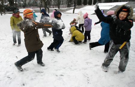 Heavy snowfall helps ease drought in N China