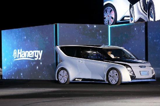 漢能發(fā)布全太陽能動力汽車，李河君自駕巡游全場
