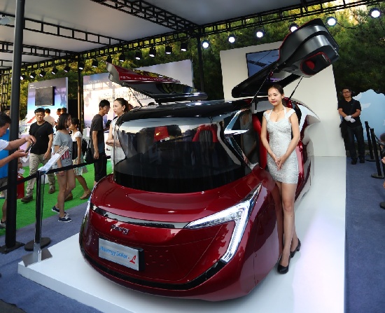 漢能發(fā)布全太陽能動(dòng)力汽車，李河君自駕巡游全場
