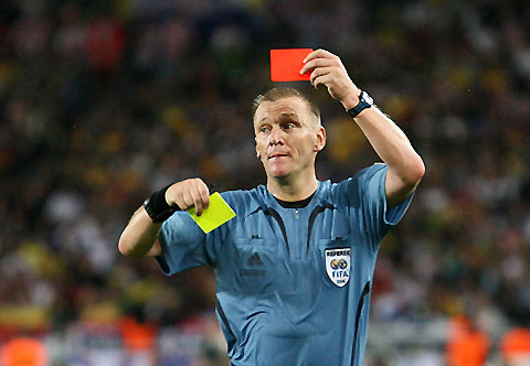 PICTURES OF THE YEAR 2006 Referee Graham Poll of England shows a red card to Australia�s Brett Emerton during the Group F World Cup 2006 soccer match between Croatia and Australia in Stuttgart June 22, 2006. 