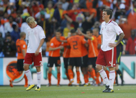 Netherlands beat Denmark 2-0