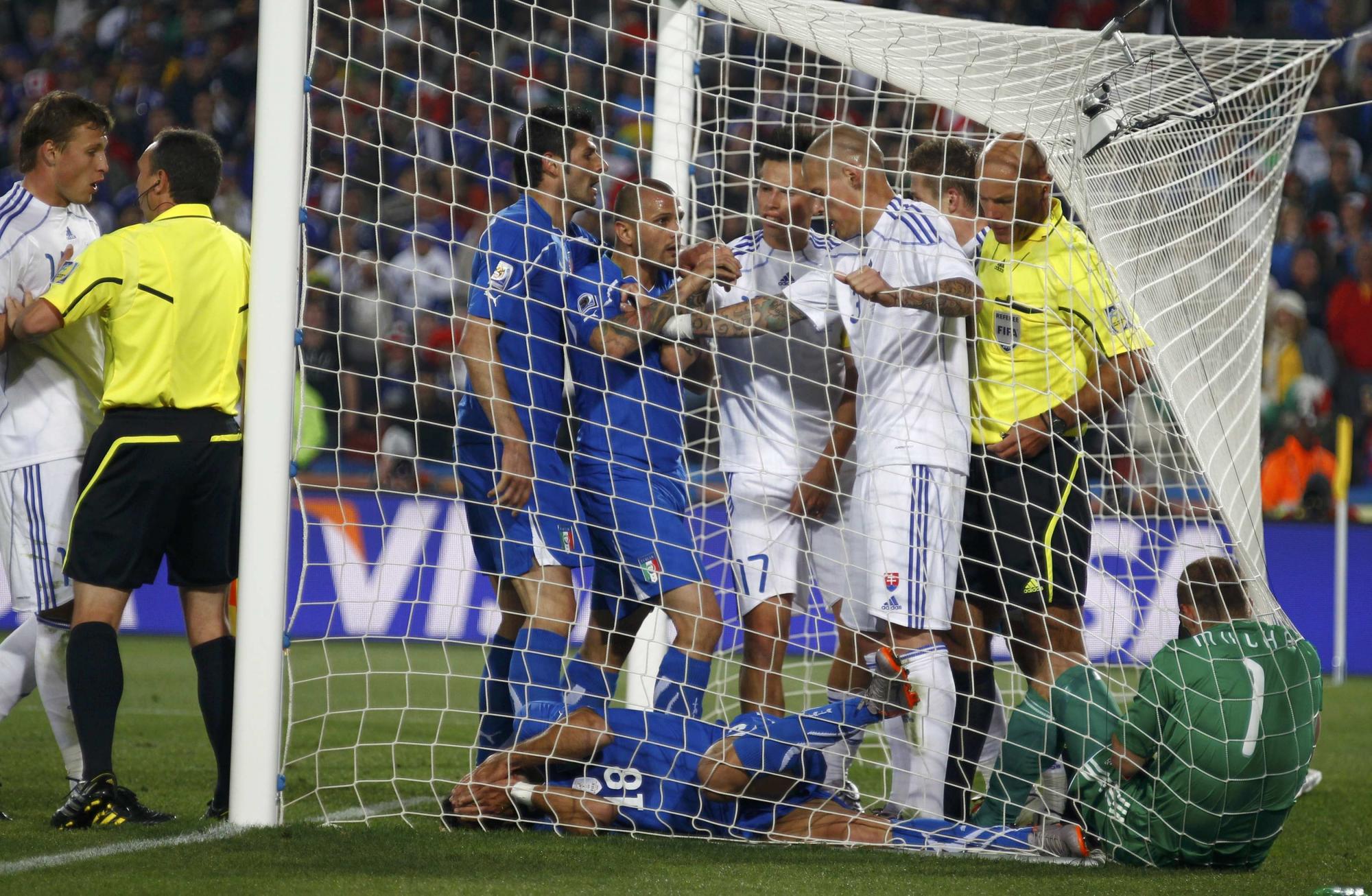 Both get yellow card after struggle in goal
