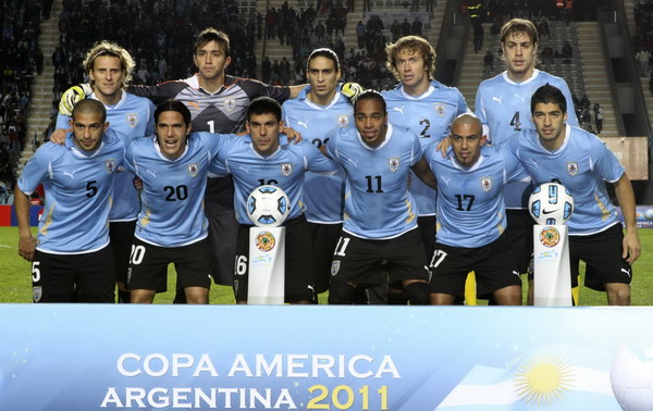 Suarez's 2 goals put Uruguay into final