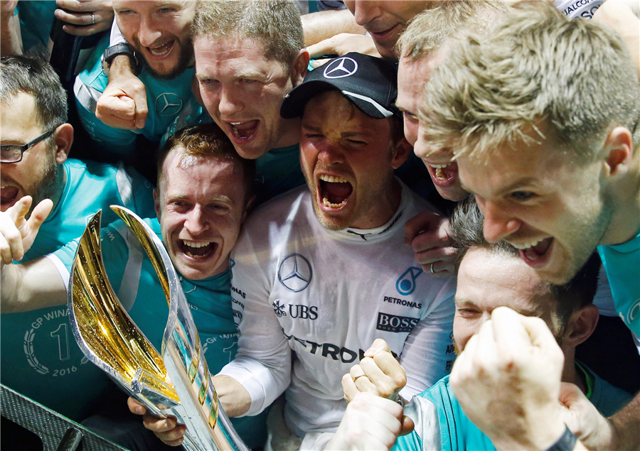 Nico Rosberg shines at 2016 Singapore F1 Grand Prix Night Race
