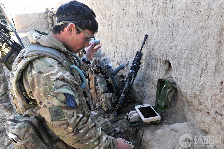 高清：世界最小無人機(jī)亮相 駐阿英軍成首批使用者