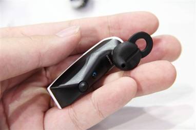 Jawbone藍牙耳機推出，可“旁若無人”通話