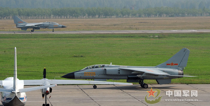 我軍赴俄參演戰(zhàn)機首訓(xùn) 飛行員頭盔涂豹頭圖案