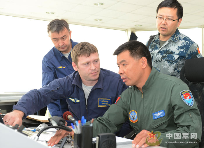 我軍赴俄參演戰(zhàn)機首訓(xùn) 飛行員頭盔涂豹頭圖案