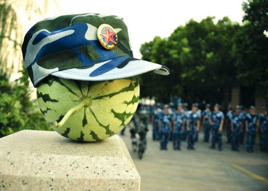 學生軍訓西瓜君走紅網(wǎng)絡(luò) 賣萌搞笑惹人愛(組圖)