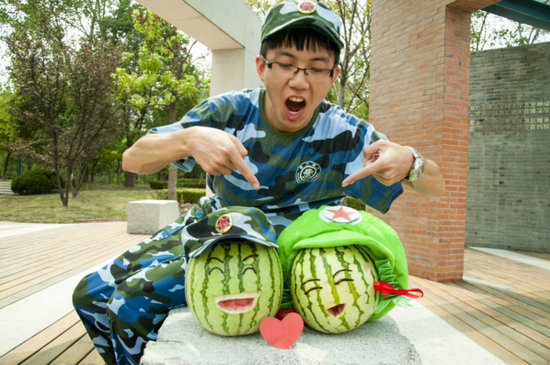 學生軍訓西瓜君走紅網(wǎng)絡(luò) 賣萌搞笑惹人愛(組圖)