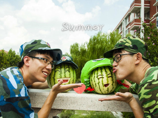 學生軍訓西瓜君走紅網(wǎng)絡 賣萌搞笑惹人愛(組圖)