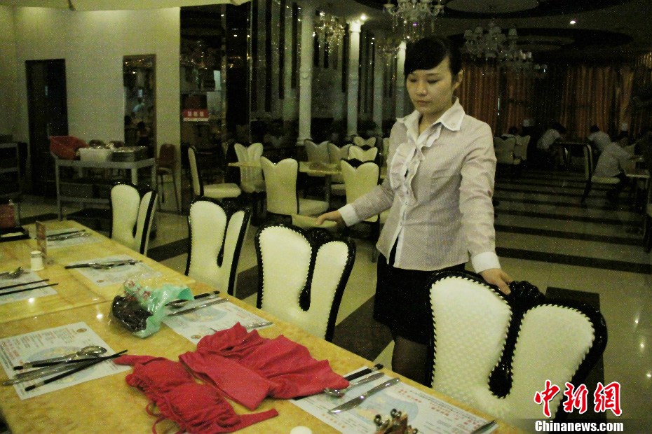 長沙“比基尼餐廳”服務員復穿工作制服