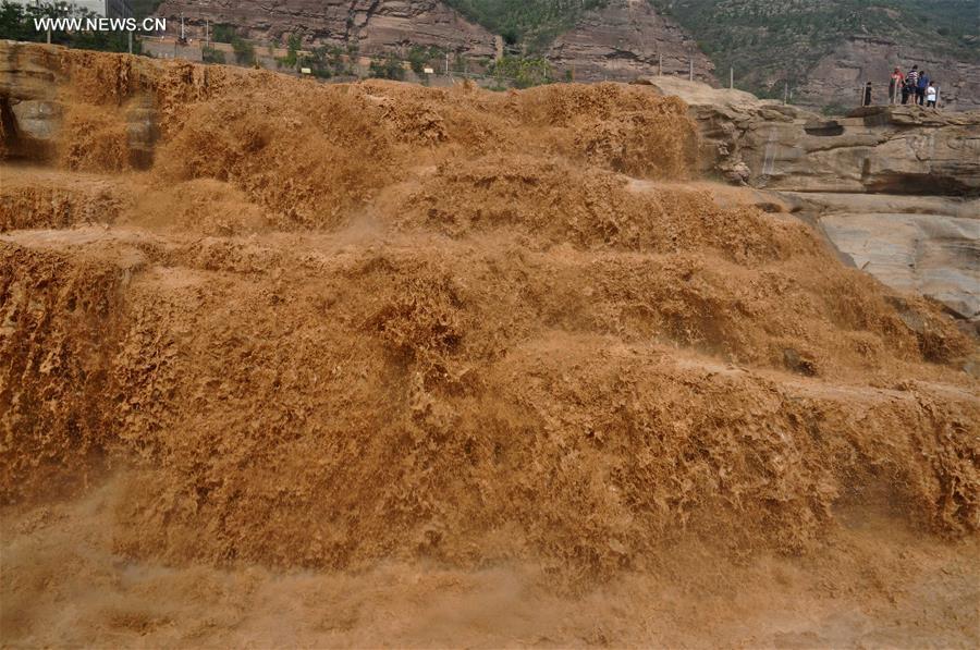 Water volume at Hukou Waterfall surges, attracting lots of tourists