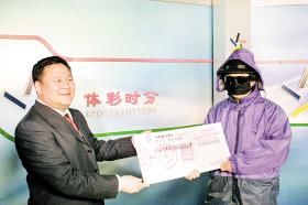 長春3209萬牛人得主現(xiàn)身 全副武裝領(lǐng)走獎(jiǎng)金