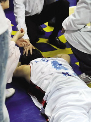 肘擊、揮拳 中美籃壇同遭暴力