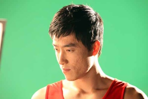 劉翔助力鉆石聯(lián)賽 拍攝現(xiàn)場(chǎng)認(rèn)真擺pose