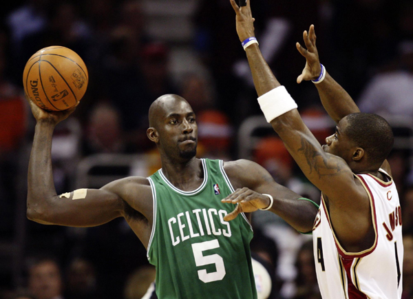 NBA：詹姆斯如同夢游騎士慘敗32分 綠衫軍3:2領(lǐng)先