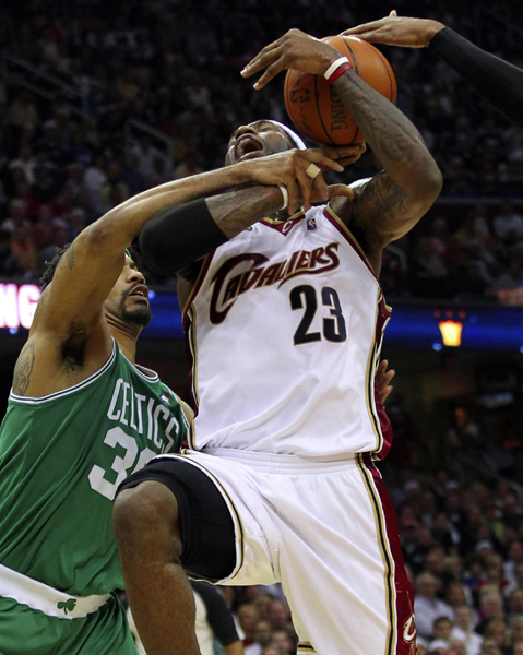 NBA：詹姆斯如同夢游騎士慘敗32分 綠衫軍3:2領(lǐng)先