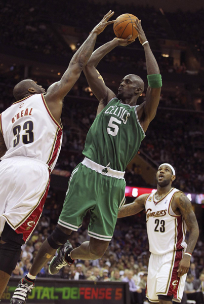 NBA：詹姆斯如同夢游騎士慘敗32分 綠衫軍3:2領(lǐng)先