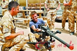 貝克漢姆訪問駐阿英軍軍營(yíng) 客串重機(jī)槍手