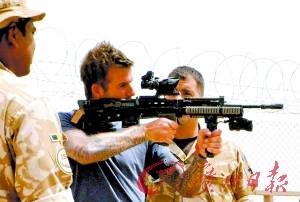 貝克漢姆訪問駐阿英軍軍營(yíng) 客串重機(jī)槍手