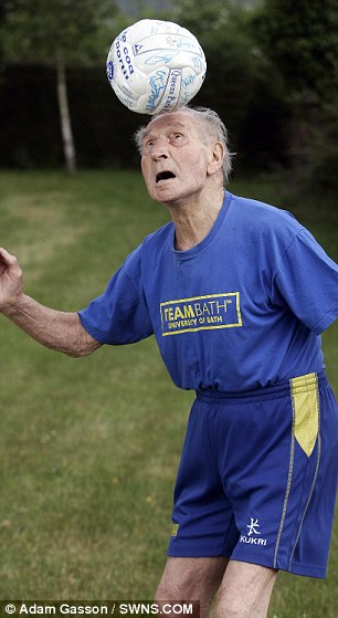 世界最老足球教練93歲退休 執(zhí)教73年訓練9000多人