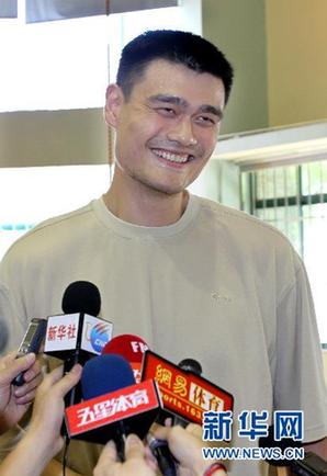 姚明現(xiàn)身梅隴訓練基地[組圖]