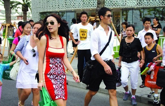 王勵(lì)勤攜紅衣美女游世博 大力好事或近