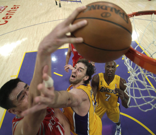 NBA：姚明復出首戰(zhàn)9分6犯離場 火箭揭幕戰(zhàn)遭湖人翻盤