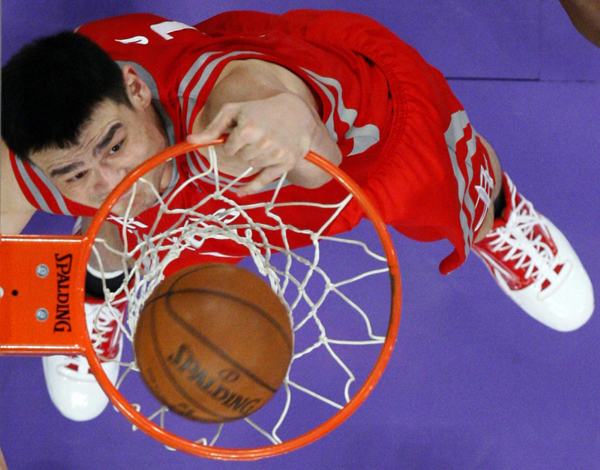 NBA：姚明復(fù)出首戰(zhàn)9分6犯離場 火箭揭幕戰(zhàn)遭湖人翻盤