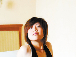 走進(jìn)中國女足隊(duì)員閨房 床上布滿衣服化妝品