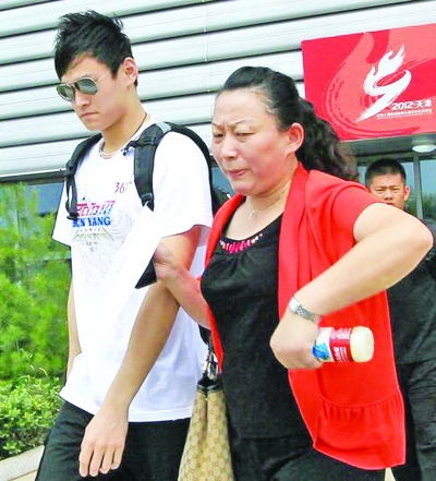 孫楊為何麻煩纏身 全因“母親溺愛”和“交友不慎”？