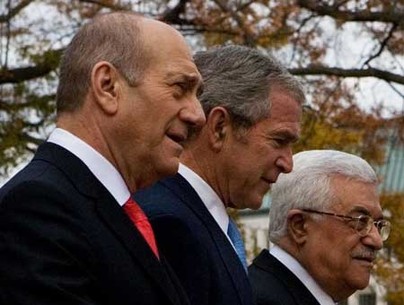 U.S. President George W. Bush (C) Israel's Prime Minister Ehud Olmert (L) and Palestinian Authority President Mahmoud Abbas pose for photos during the Mideast peace conference，in Annapolis, Maryland of the U.S.A., Nov. 28, 2007.