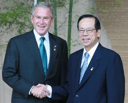 Prime Minister Yasuo Fukuda (R) shakes hands with U.S. President George W. Bush in a greeting ceremony hosted by Fukuda in the first official day of the G8 Hokkaido Toyako Summit, at Lake Toyoko, Hokkaido Prefecture, northern Japan，July 7, 2008. (Xinhua Photo)