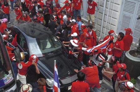 Thai govt declares emergency