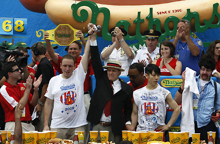 US man sets new record for hot dog eating contest