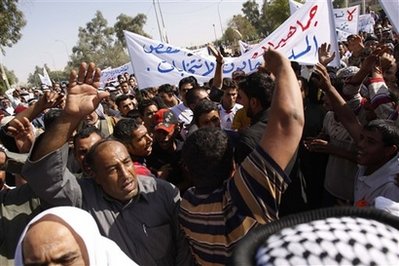 Clinton says Iraqi election might be delayed