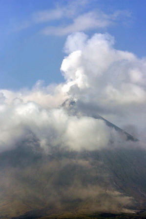 Eruption of Mayon volcano forces thousands to evacuate