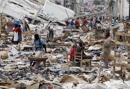 Aid groups struggle to get food, water to Haitians