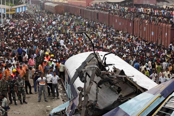 60 killed in eastern Indian train collision