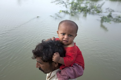 Insurgents, police clash amid Pakistan flooding