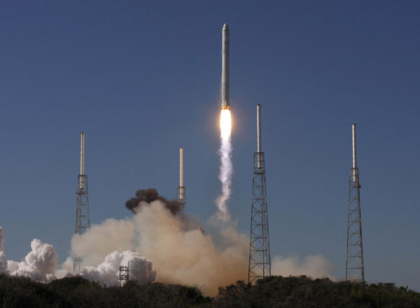 Spacecraft splashes into Pacific on demo flight