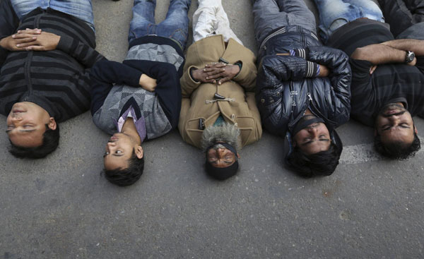 Body of India rape victim arrives home in New Delhi