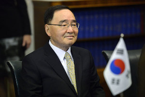 S Koreans pray for ferry victims during lotus lantern parade