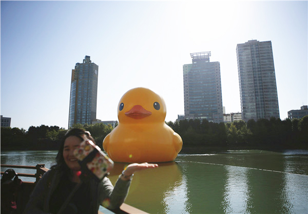 Giant Rubber Duck sails into Seoul